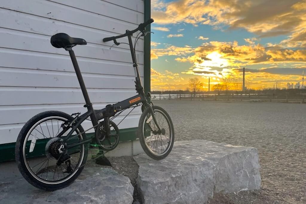 A review of the Dahon HIT Pandemic Special folding bike Momentum Mag