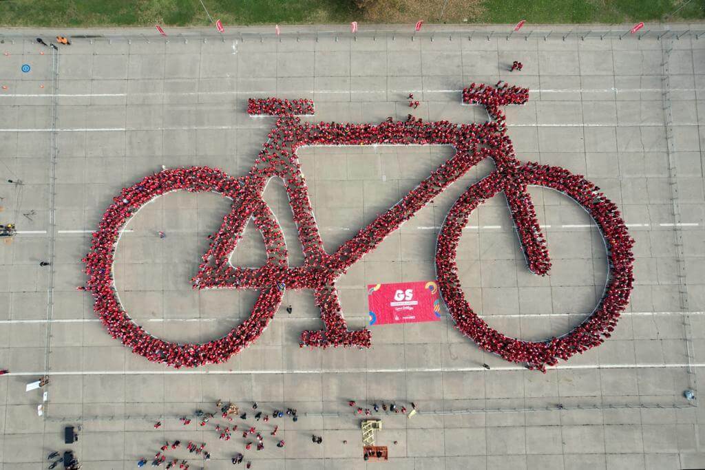 Santiago Celebrates 24KM Bike Lane, Breaks World Record with Giant Human Bicycle