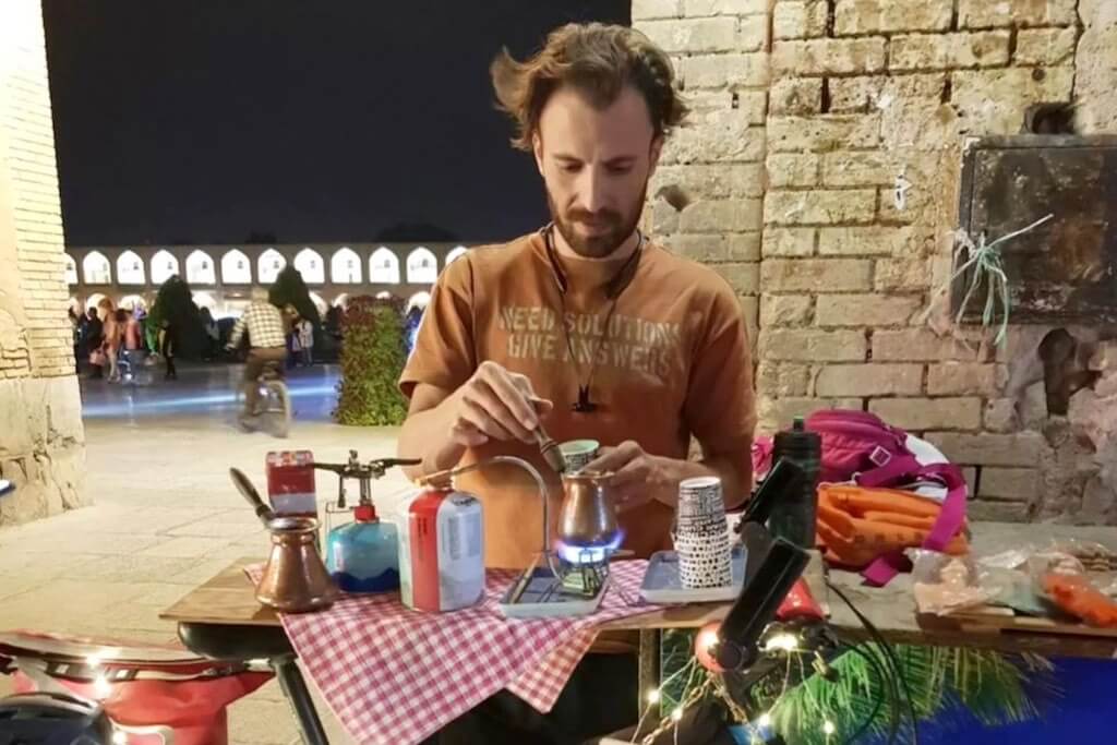 Bicyclist gets raves for making Turkish coffee while cycling