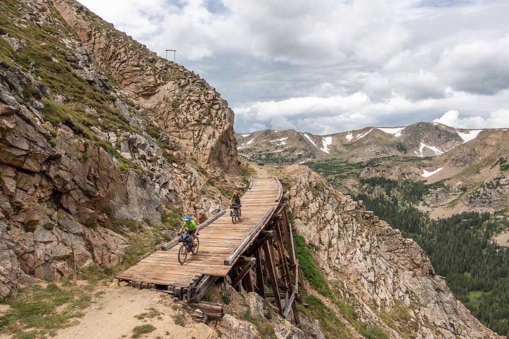 Cyclists on the Great Divide Mountain Bike Route, USA/Canada