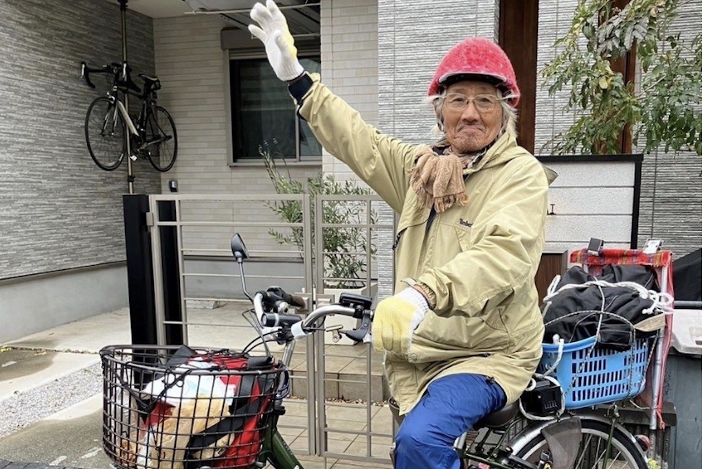 Story of 89-Year-Old Cyclist Who Rode 600 Kilometers to See His Son Inspires