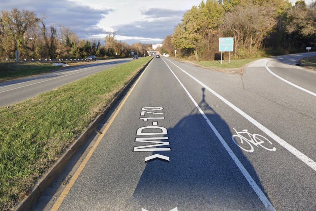A photo showing a slim bike lane running between live traffic lanes in Maryland 